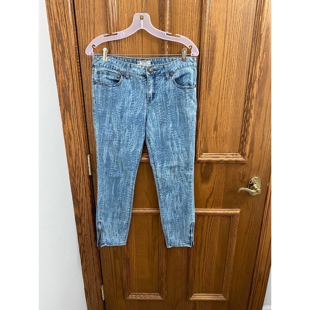 Free people feather ankle zip Jean size 30